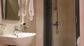 Vesta Hotel - Image 2