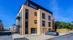 2bed 2bath In - Next To Station For 6 Free Parking - Image 2