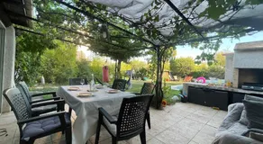 Studio with pool and quiet, non-shared garden, 1 lit double - Image 2