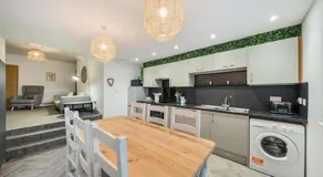 Spacious Three Bedroom Flat in Filey Town Centre with Workspace - Image 4