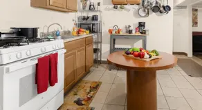 The Cove-Bed and Breakfast Style Unit with 3 bedrooms and Free Parking - Image 3