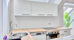 Bright Top-Floor Apartment near Naschmarkt - Image 5
