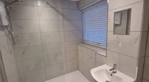 Spacious self contained flat in superb location - Image 4