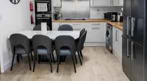 Free Parking - 5 mins to Cambridge City Centre - Near University by Luxiety Stays - Image 2