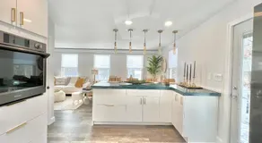 Luxury 4 bedroom 2 bath Lake Views - Image 3