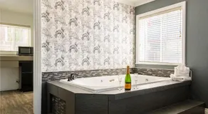 Big Bear Spa Suites - Image 4