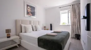 airport room - Image 2