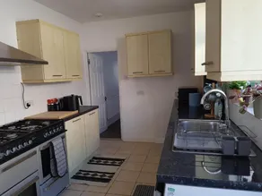 Three Bedroom House near Centre Free WiFi/Parking - Image 3