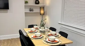Mary Page Suite Your Home in the Heart of Town 3-Bed Parking - Image 2