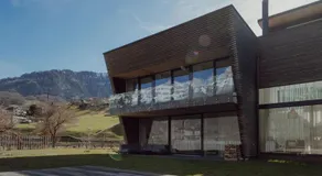 Stunning and Modern House On The Lake - Image 5