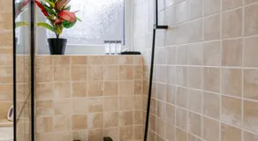 Spacious 4 bed Ideal for Business & Long Term Stays, Free Parking - Image 5