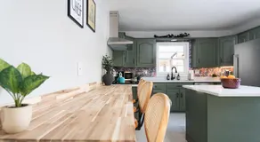 5 Bedroom 2 & 1 half Bath Group Stay Fun Design in Quiet Neighborhood - Image 3