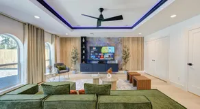 Pickleball Paradise Retreat - 4 Bedrooms, 2,5 Baths - Houston Downtown, Houston Heights - Pickleball and Basketball Court, Pool, miniGolf, Karaoke, Fire Pit, BBQ, Billiards, Ping Pong, Hockey, King Bed - Image 2