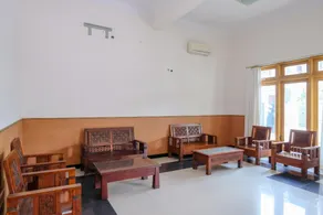 RedDoorz at Savitri Hotel - Image 5