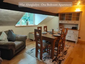Llew Accommodation - The Townhouse - Image 4
