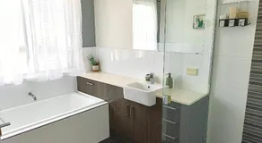 Deluxe Queen Room - Shared Bathroom - Image 5
