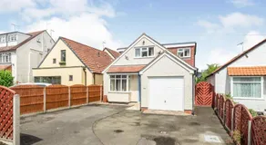 Central to town, 4 bedrooms, sleeps 8, parking for 4 plus cars - Image 5
