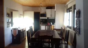 Appartement en loft 50m2 dans maison avec chambre en mezzanine et canapes lits dans salon - Image 3