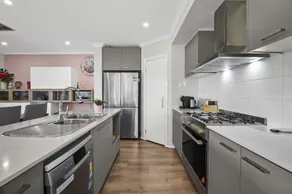 Garden Retreat 4-Bed House in Tarneit - Image 3