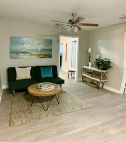 Stylish Updated Retreat Large for Family Reunion or Fun Time with Friends Close to Beach and Shop - Image 2