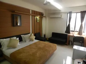 Hotel The Royal Plaza - Image 5