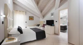 Hotel Flora - Image 2