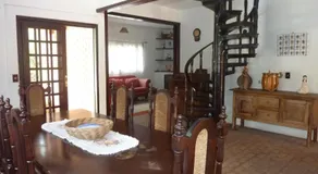 Linda casa em condomínio ecológico de alto padrão a 1h de SP, Terreno de 1500m2 com amplo gramado e piscina, WiFi para Home Office, Área gourmet com churrasqueira, forno de pizza e lareira aconchegante - Image 5
