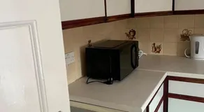 Cozy Private Double Room with Workspace & Garden View - Image 4
