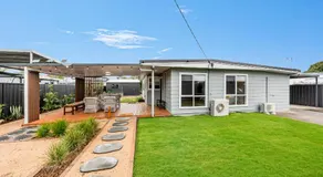 Spacious Beachmere Retreat - Walk to the Bay - Image 4