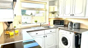 3-Bedroom spacious House, Private garden, Prime location, WiFi, Netflix - Image 5