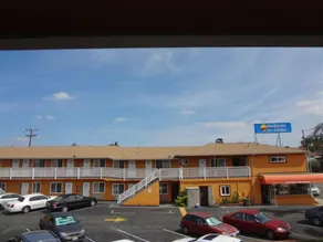 Redondo Inn and Suites - Image 3