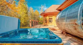 Chalet Bee with Private Hot Tub, Sauna & Pool , Fiddler Lake - Image 3