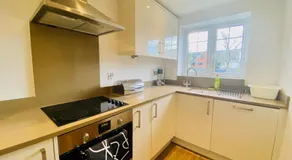 Just £45pppn! Prime Comfort for Contractors with Spacious Parking, Plush Beds, Top-notch Amenities, Flexible Stays & Lightning-Fast Internet - Image 3