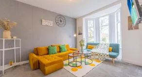 Group-Friendly Home near Manchester with Hot Tub and Private Cinema Room - Image 2