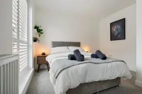 London 4-Bed in Coulsdon, 20 mins Gatwick, Parking - Image 2
