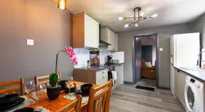 Amen 4 Bedroom Garden Street Parking 2 Bathroom - Perfect for Contractors, Groups - Image 4