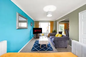 Luxurious 4 bed house Maidstone Home with parking - Image 2