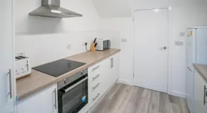 Dunstable 3-Bed House Sleeps 6 Driveway Parking Near Town Centre & Transport Links Close to Whipsnade Zoo Ideal for Families & Contractors - Image 4