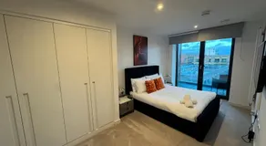 Royal Wharf Luxury Waterfront Apartment near Canary Wharf & ExCeL London 15 Min Elizabeth Line Access to Central London - Image 5
