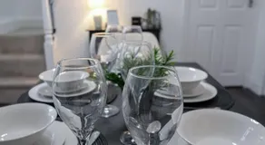 Cosy 3 Bedroom Home with Parking Ideal for Work Stays - Image 5