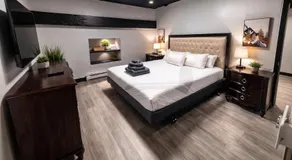 Private Suite, King Bed, Big Screen Sleeps 4 - Image 2