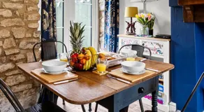 Charming 2-BR Cottage in Stonehouse with Courtyard Garden and Log Fire - Image 3