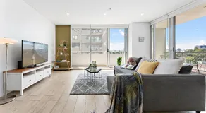 92P Bright 2BR Abnb-Style Near Westfield with View & Free Parking - Image 2