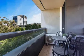 Central 1-Bed Apartment with Secure Parking - Image 3