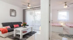 La Perla Apartments - Image 2