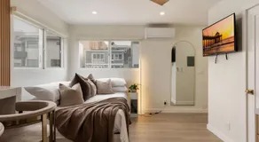 Modern Coastal Studio with Balcony and Parking - Image 2