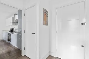 Luxurious 2 Bedroom Apartment with Free Parking, Sky TV, Sports, Movies & Netflix - Image 5