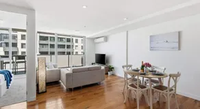 Port Melbourne 2BR Apt Coastal Views Walk to Beach - Image 3