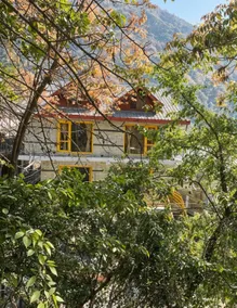 Aurum Valley 3BR Duplex in Thirthan by Homeyhuts - Image 5