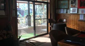 Royal Hotel Snake Valley - Image 3
